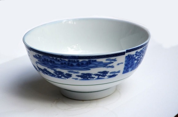 吃饭时如何用碗？