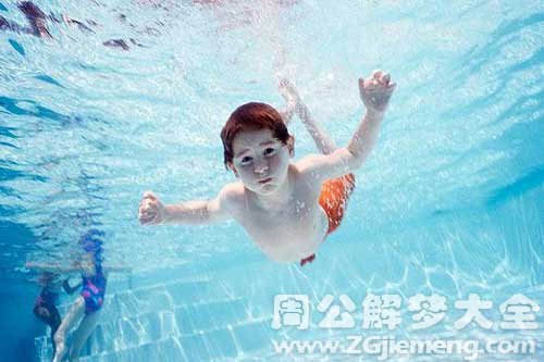 男孩游泳