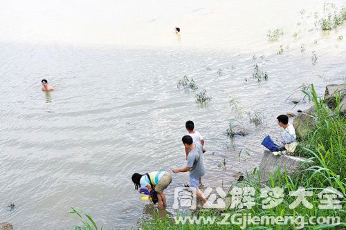 【梦见母亲被雨水冲走】