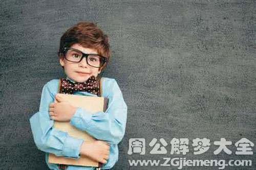 抱男孩尿尿