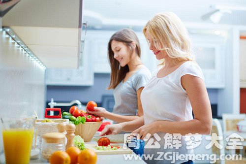 梦见网友到我家做饭