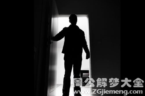 梦见坏人躲在家里