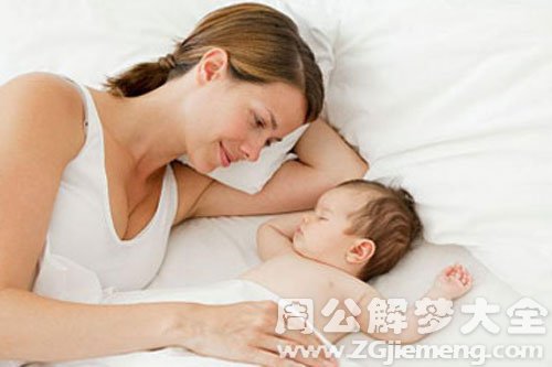 抱男孩尿自己身上