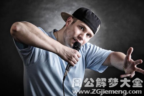 梦见陌生男人唱歌