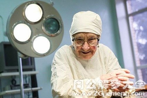 老太太抱着男婴儿