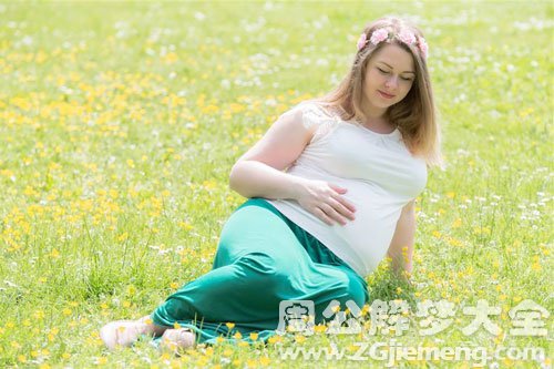 抱着孕妇跑