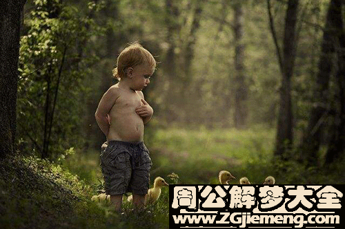 梦见哄男孩