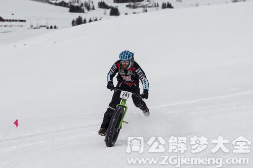 雪地上骑车掉沟里