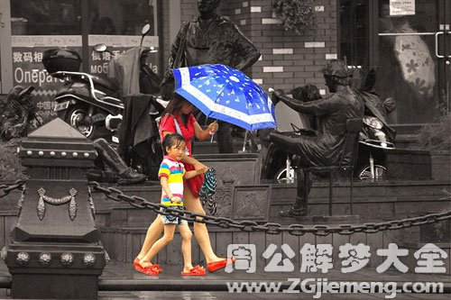 瓢泼大雨中走不动