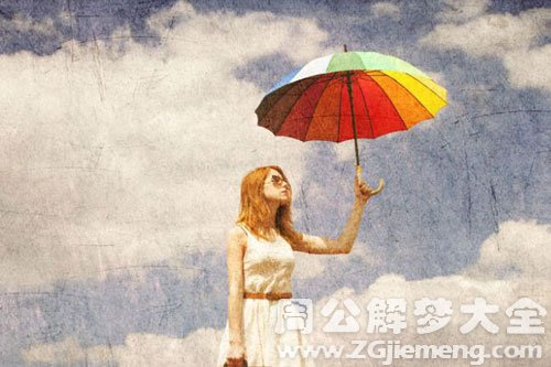 瓢泼大雨打伞走