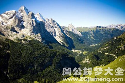 高山耸立在眼前