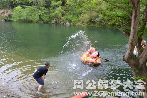 梦见掉进水潭