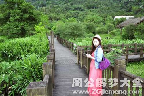梦见在山脚下