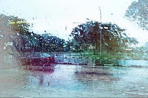 外面下雨