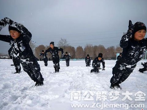 下雪倒在雪地.jpg