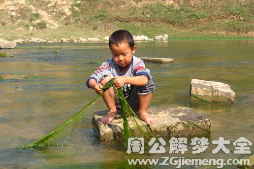 梦见臭水沟里捞东西