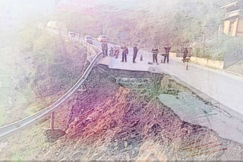 道路塌方