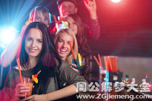 酒吧和女朋友喝酒.jpg