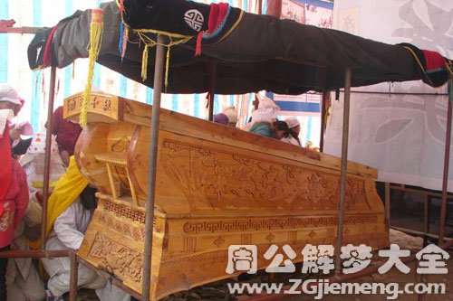 梦见自己拉棺材