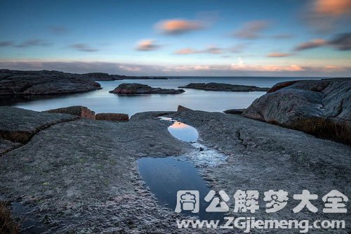 水坑深不见底 水坑深不见底