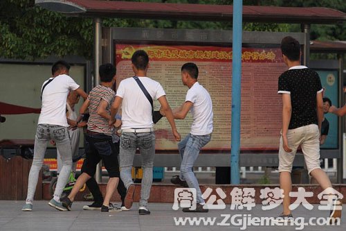 自己和多人打架见血