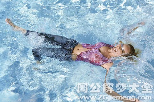 梦见穿衣服游泳