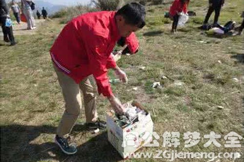 在地上捡东西 在地上捡东西