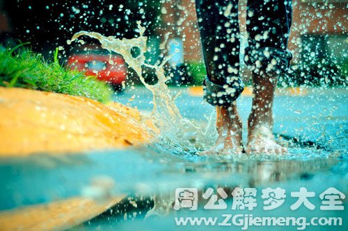 鞋被雨淋湿