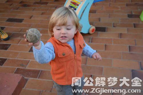 梦见扔球砸到身上