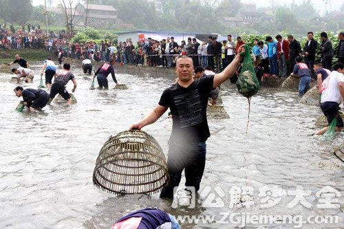 梦见旅游下雨抓鱼 梦见旅游下雨抓鱼