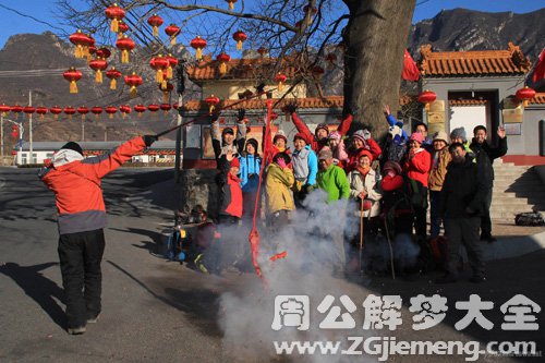 梦见过年回家放鞭炮