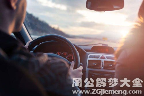 男人开车