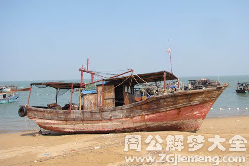船停在岸边