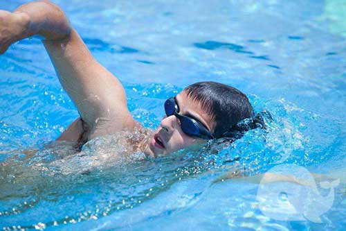 梦见自己会游泳