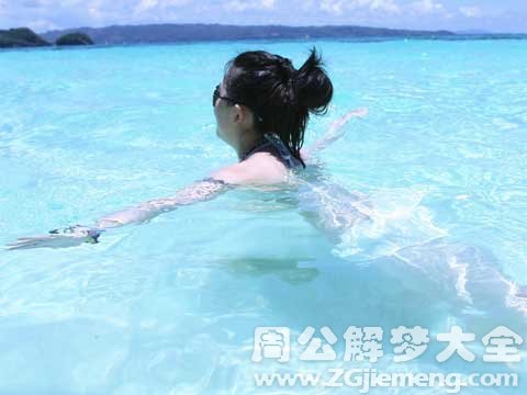 梦见女人在河里游泳.jpg 梦见女人在河里游泳.jpg